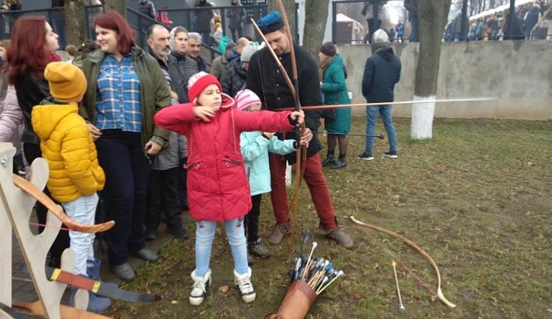 Калужане стреляют из луков и бьются на мечах