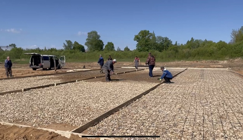 В Спас-Деменске продолжается благоустройство территории по нацпроекту