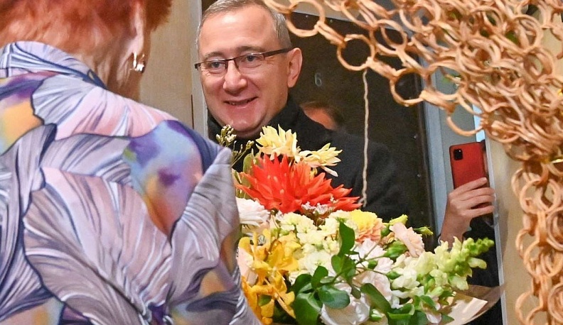 95-летний ветеран передала Владиславу Шапше папку с обращениями обнинцев