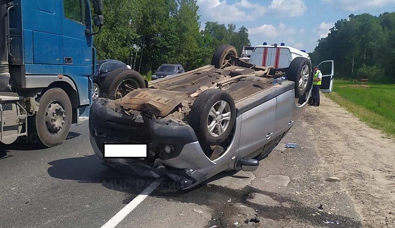 В Жуковском районе машина перевернулась после аварии 