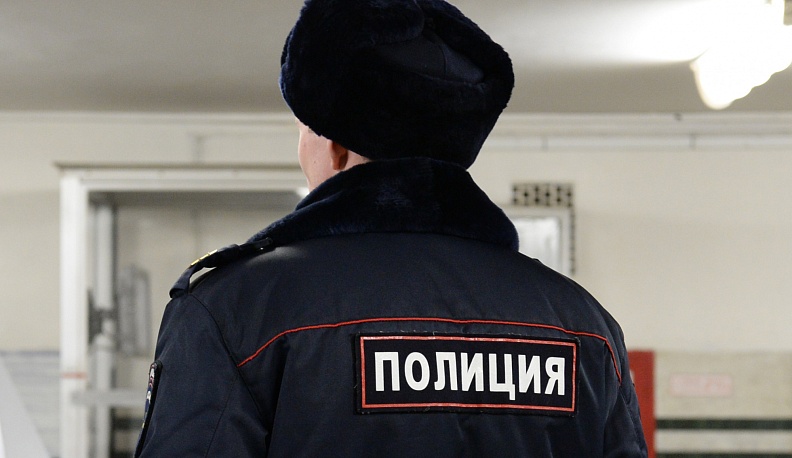 В Кировском районе мужчина подрался с полицейским и попытался его задушить