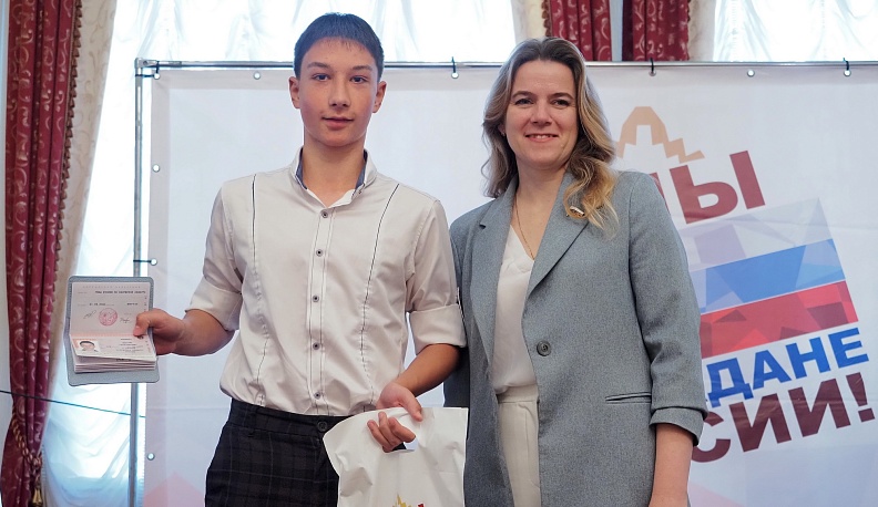 Накануне Дня России калужским школьникам вручили паспорта