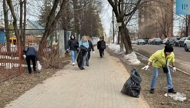 Сотрудники горхозяйства провели субботник на улице Огарева в Калуге