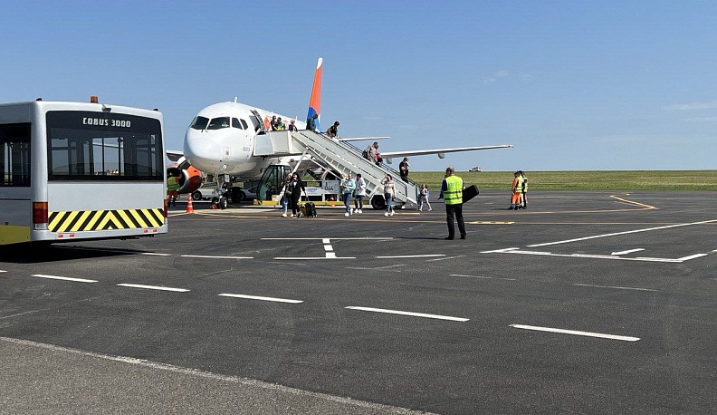 Владислав Шапша обсудил планы сотрудничества с руководством авиакомпании «Азимут»