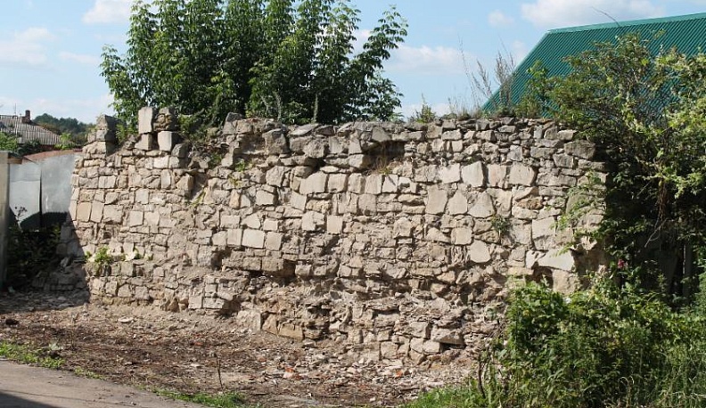 В Тарусе строители обнаружили старинную каменную кладку