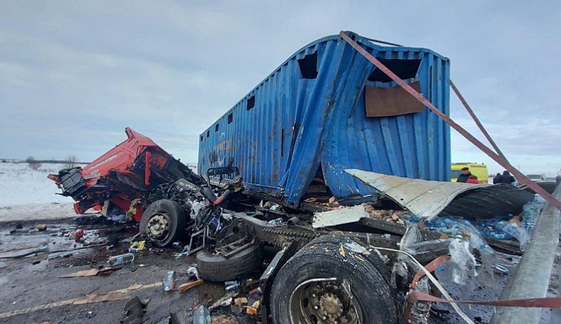 В Мещовском районе погиб водитель фуры в аварии на встречке