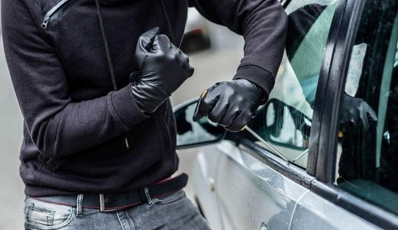 В Калуге бездомный отремонтировал и угнал неисправный автомобиль