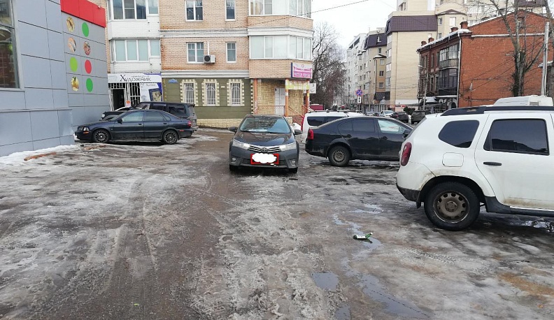 Калужанка у магазина сбила 82-летнего пешехода, сдавая назад