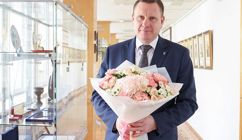 Геннадий Новосельцев поздравил жительниц Калужской области с Днем матери