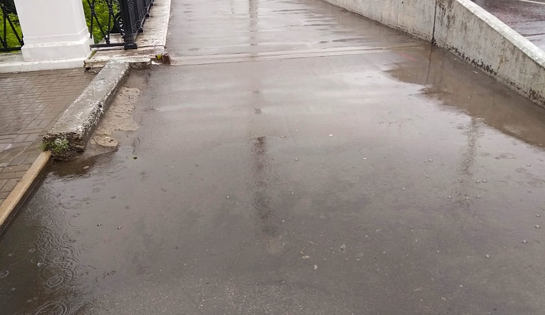 Лужа портит вход на мост