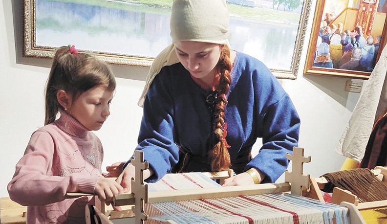 Ткацкое ремесло привлекло к себе много внимания посетителей.