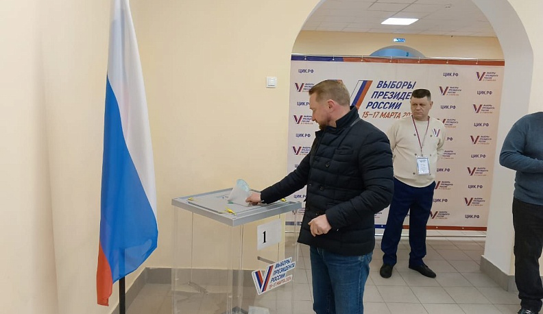 В Юхнове одним из первых проголосовал глава района