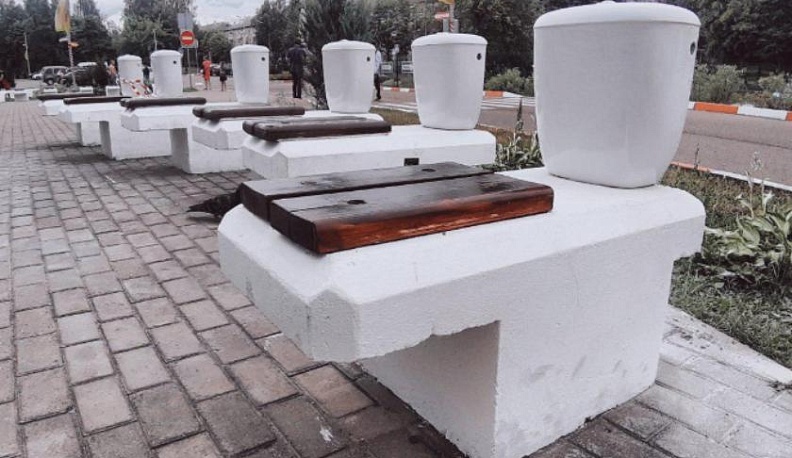 В Обнинске установили лавочки-унитазы