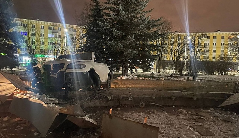 В Калуге «BMW» врезался в фонтан на площади Победы