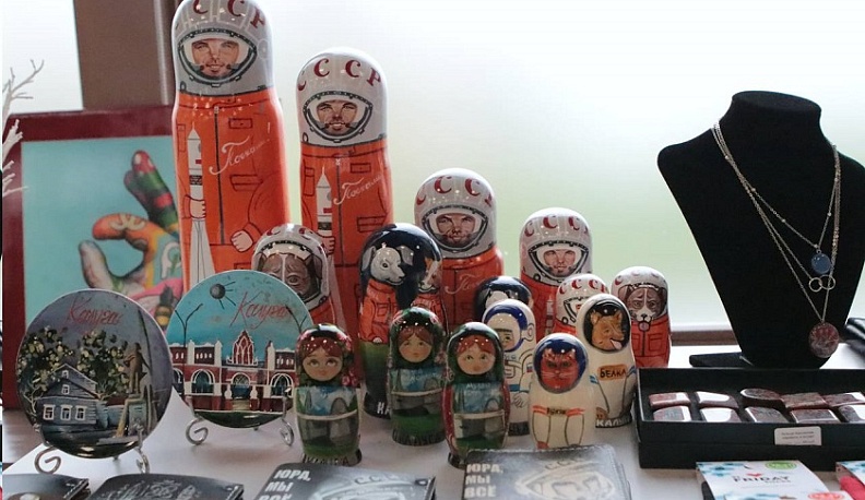 Генеральный директор Федерации креативных индустрий России Игорь Намаконов познакомился с символами Калужской области