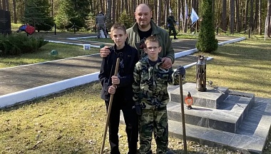 Офицеры калужского Следственного комитета привели в порядок мемориалы в округах региона