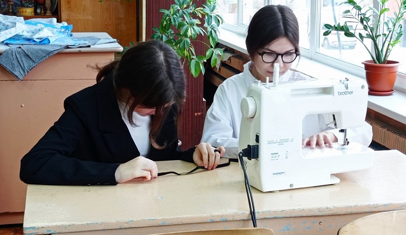 Юные волонтеры из Людинова шьют  вещи для участников СВО