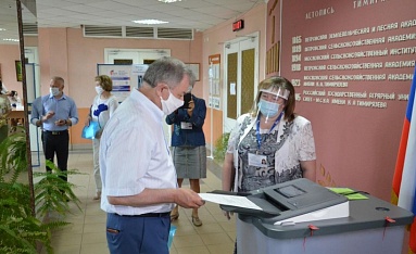 Член Совета Федерации РФ Анатолий Артамонов проголосовал по поправкам в Конституцию