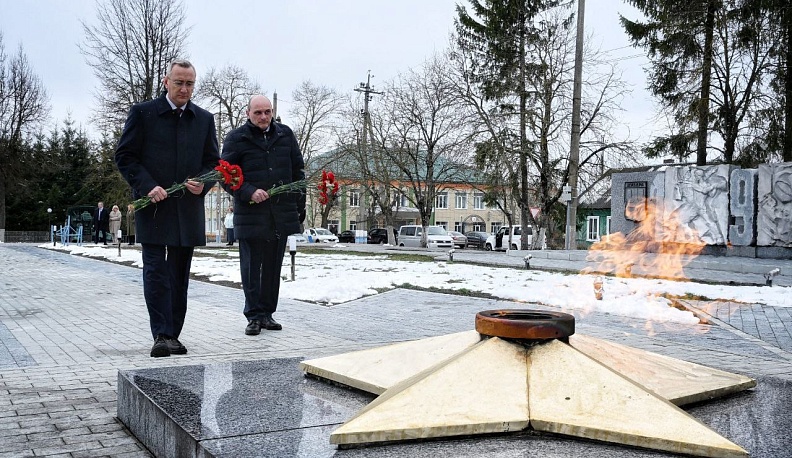 Владислав Шапша возложил цветы у «Огня Славы» в Жиздре
