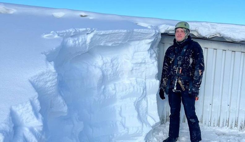 Есть рекорд в этом году, и он зафиксирован на фотографии, которую нам передал Владимир Алексеевич. Один из заказчиков в Обнинске пригласил альпинистов только тогда, когда высота снега на крыше его заведения оказалась выше человеческого роста, то есть чуть