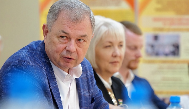 Анатолий Артамонов встретился в Калуге с представителями приемных семей области