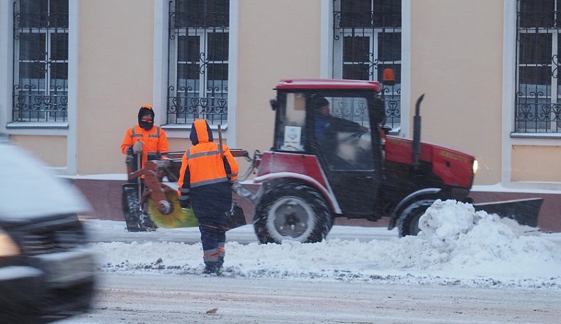 Дворы Калуги от снега чистят 712 дворников