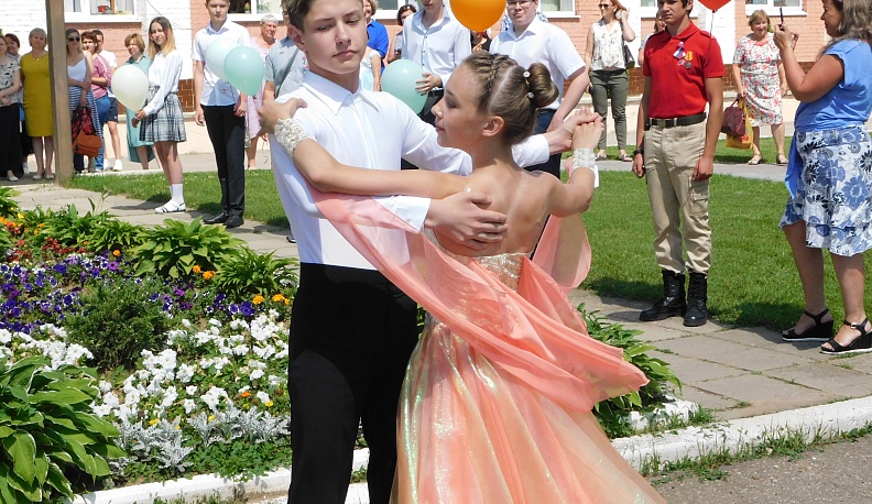 В Дзержинском районе поздравили выпускников-медалистов