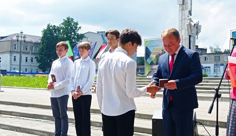 В День России юным людиновцам  вручили паспорта