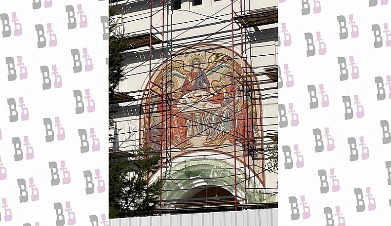 Специалисты установили третье мозаичное панно Соборного храма в Боровске