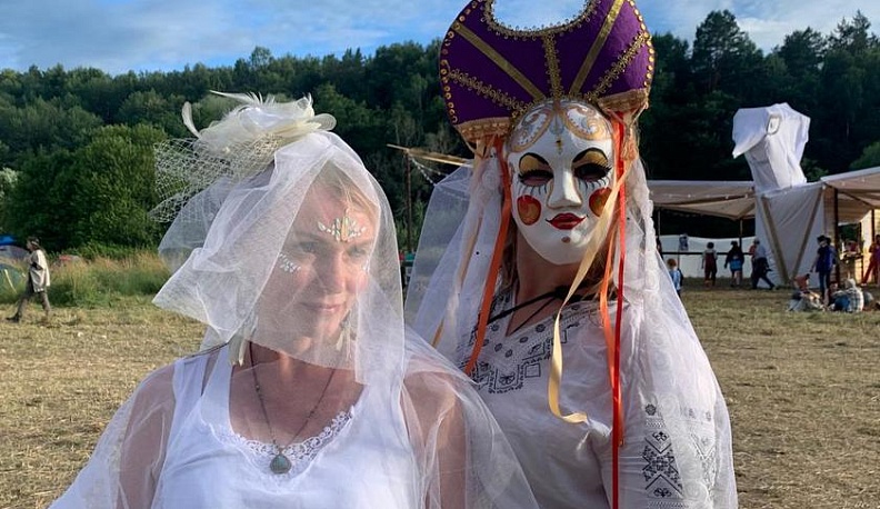 В Калужской области участники «Бессонницы» устроили костюмированный карнавал