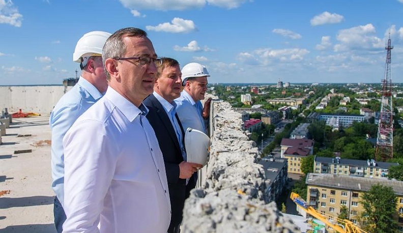 Сенаторы и глава региона посетили строительную площадку нового Дворца спорта в Калуге