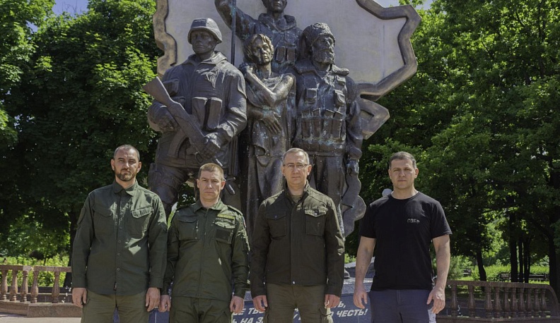 Губернатор Калужской области возложил цветы к монументу «Они отстояли Родину» в центре Луганска