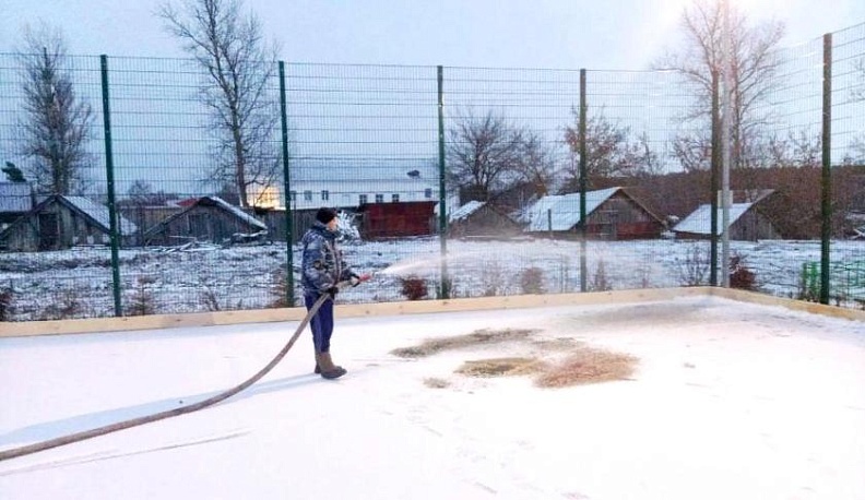 В Козельске залили катки во дворах и на спортивных площадках