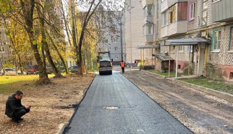 В Калуге на улице Хрустальной начали укладывать новый асфальт 
