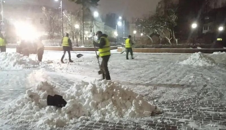 В Калуге коммунальщики начали убирать выпавший снег с вечера четверга
