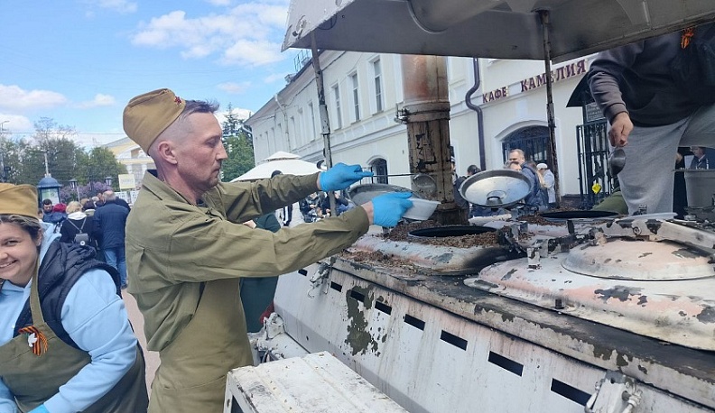 Калужан угостили солдатской кашей