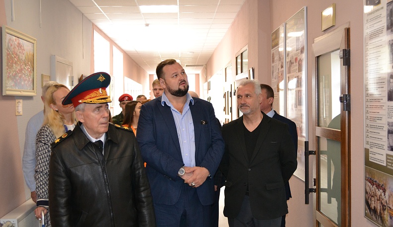 Кировской школе №2 подарили стендовую экспозицию об Афганской войне