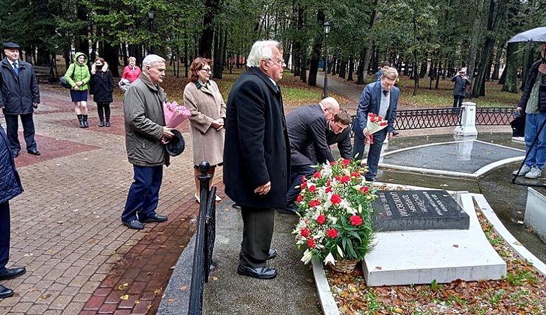 Участники чтений Циолковского возложили цветы к могиле ученого