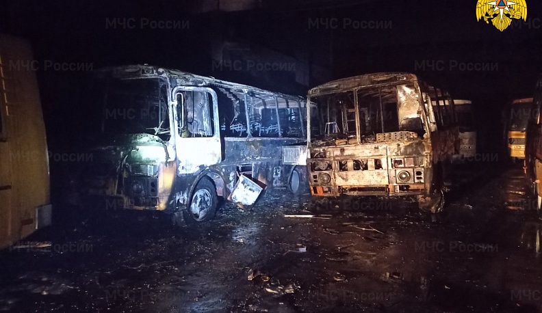 В ангаре в Людинове ночью сгорели несколько автобусов 