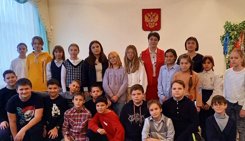 Мещовским школьникам показали реликвии местного ЗАГСа