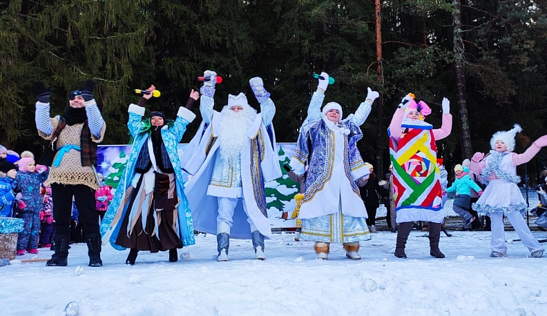 В Людинове открылись новогодние елочки