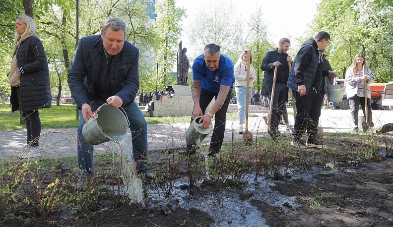 В Калуге высадили спиреи в рамках акции «Сад Памяти»