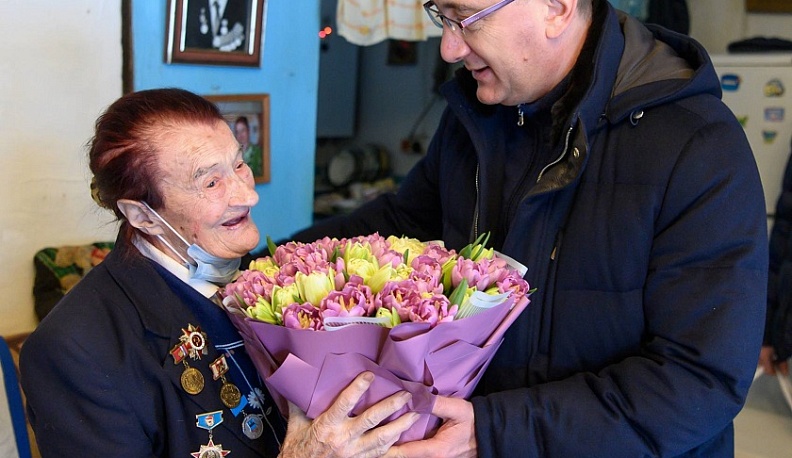 Владислав Шапша вручил медаль «За оборону Москвы» ветерану Пелагее Королёвой