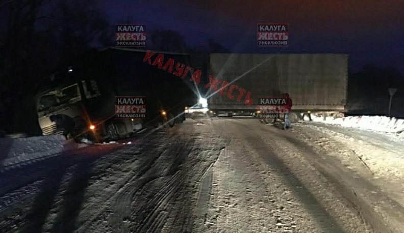 Под Калугой фура перекрыла проезд для транспорта