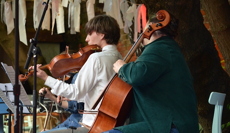 Калужская рок-группа «Тень звука» выступила со струнным квартетом перед жителями города