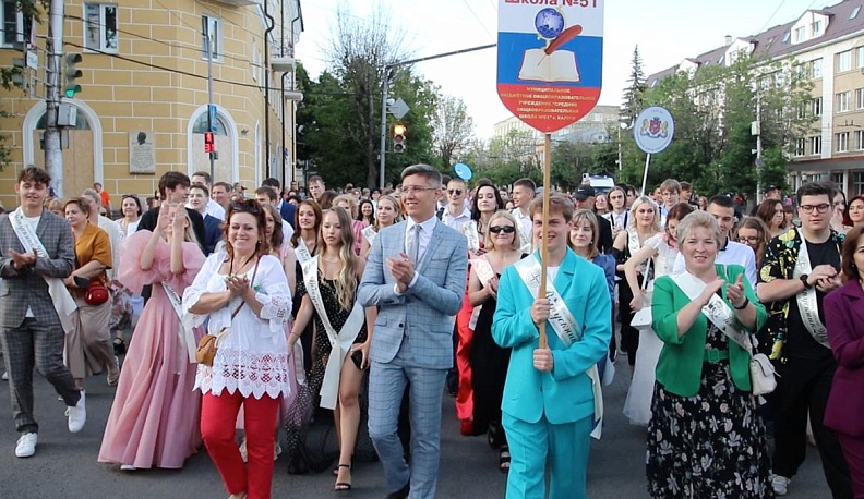 Более 1600 выпускников прошли по главным улицам Калуги