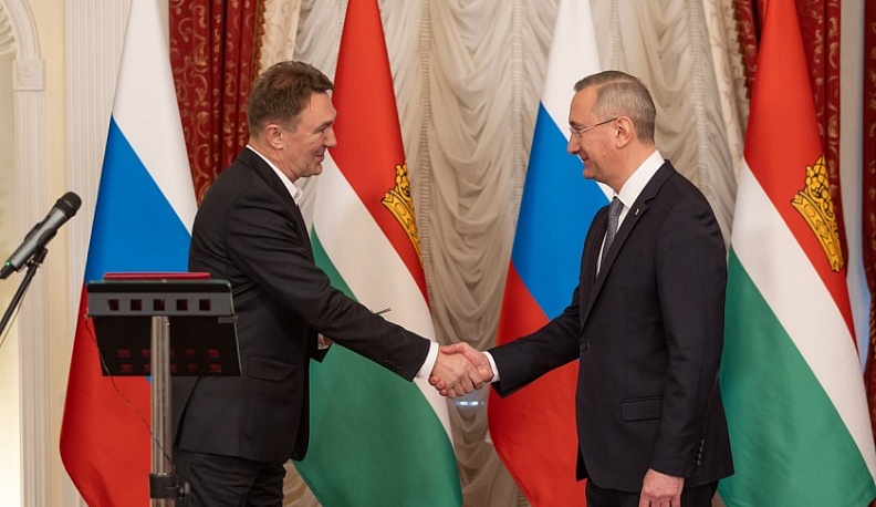 Владислав Шапша вручил паспорт русскому бизнесмену из Германии