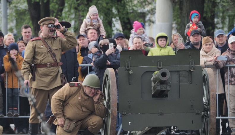 В Калуге на Старом торге реконструировали события мая 1945 года
