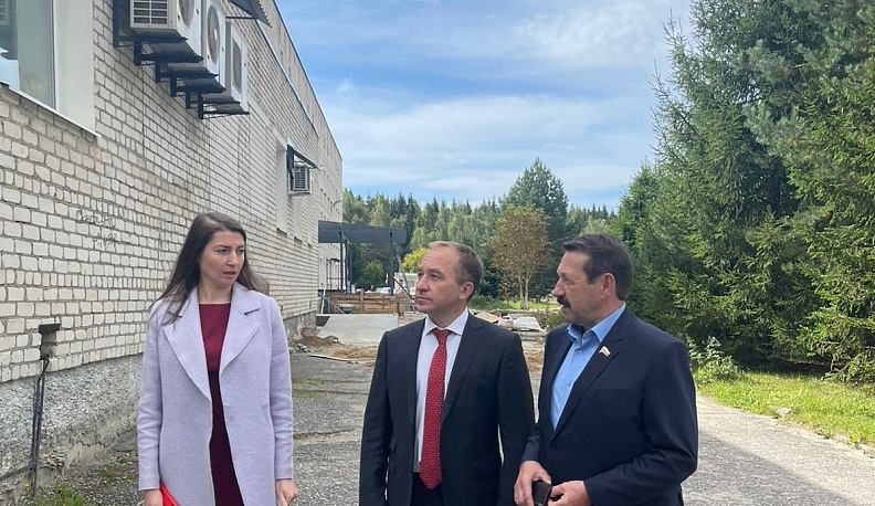 Геннадий Скляр осмотрел ремонтирующиеся больницы в Людинове 