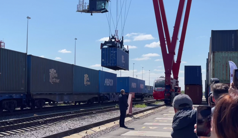 Из Калужской области во Владивосток отправился первый почтовый контейнерный поезд «Россия»